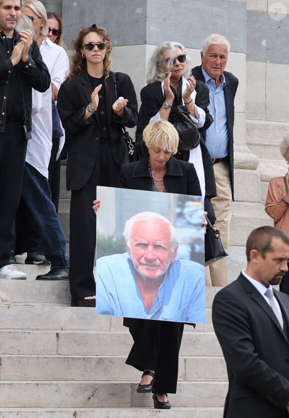 Une journée difficile pour toute la famille de Patrice Laffont
Valérie Laffont, la veuve du défunt, et sa fille Mathilde - Sortie des obsèques de P.Laffont dans la salle de la Coupole du cimetière du Père-Lachaise à Paris, le 23 août 2024. © Dominique Jacovides / Bestimage