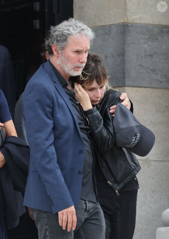 Serge Hazanavicius et sa fille Mitty - Sortie des obsèques de P.Laffont dans la salle de la Coupole du cimetière du Père-Lachaise à Paris, le 23 août 2024. L'animateur de télévision est décédé le 7 août 2024 à l'âge de 84 ans. © Dominique Jacovides / Bestimage