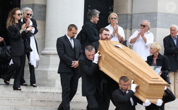 Valérie Laffont, la veuve du défunt, et sa fille Mathilde - Sortie des obsèques de P.Laffont dans la salle de la Coupole du cimetière du Père-Lachaise à Paris, le 23 août 2024. L'animateur de télévision est décédé le 7 août 2024 à l'âge de 84 ans. © Dominique Jacovides / Bestimage