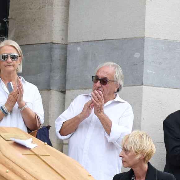 Valérie Laffont, la veuve du défunt, et sa fille Mathilde - Sortie des obsèques de P.Laffont dans la salle de la Coupole du cimetière du Père-Lachaise à Paris, le 23 août 2024. L'animateur de télévision est décédé le 7 août 2024 à l'âge de 84 ans. © Dominique Jacovides / Bestimage