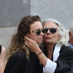 Valérie Laffont, la veuve du défunt, et sa fille Mathilde - Sortie des obsèques de P.Laffont dans la salle de la Coupole du cimetière du Père-Lachaise à Paris, le 23 août 2024. L'animateur de télévision est décédé le 7 août 2024 à l'âge de 84 ans. © Dominique Jacovides / Bestimage