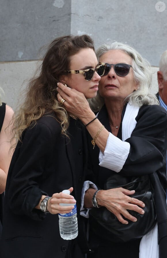 Valérie Laffont, la veuve du défunt, et sa fille Mathilde - Sortie des obsèques de P.Laffont dans la salle de la Coupole du cimetière du Père-Lachaise à Paris, le 23 août 2024. L'animateur de télévision est décédé le 7 août 2024 à l'âge de 84 ans. © Dominique Jacovides / Bestimage