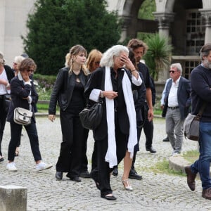 Mitty Hazanavicius, Axelle Laffont, son compagnon Romain Sichez, Valérie Laffont, la veuve du défunt - Sortie des obsèques de P.Laffont dans la salle de la Coupole du cimetière du Père-Lachaise à Paris, le 23 août 2024. L'animateur de télévision est décédé le 7 août 2024 à l'âge de 84 ans. © Dominique Jacovides / Bestimage