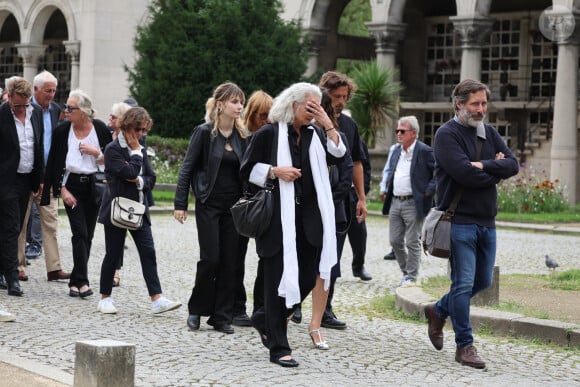 Mitty Hazanavicius, Axelle Laffont, son compagnon Romain Sichez, Valérie Laffont, la veuve du défunt - Sortie des obsèques de P.Laffont dans la salle de la Coupole du cimetière du Père-Lachaise à Paris, le 23 août 2024. L'animateur de télévision est décédé le 7 août 2024 à l'âge de 84 ans. © Dominique Jacovides / Bestimage