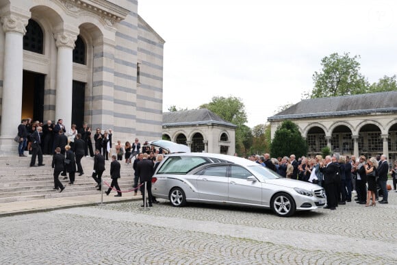 Sortie des obsèques de P.Laffont dans la salle de la Coupole du cimetière du Père-Lachaise à Paris, le 23 août 2024. L'animateur de télévision est décédé le 7 août 2024 à l'âge de 84 ans. © Dominique Jacovides / Bestimage