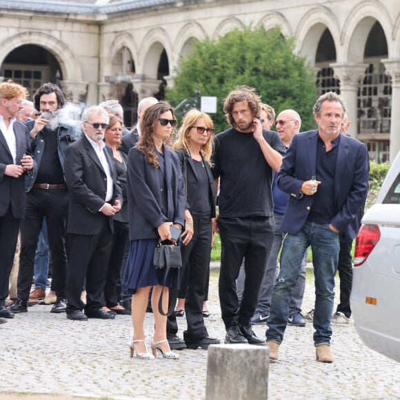 Mais c'est très en retrait, faisant bien attention à ne pas trop s'exposer, qu'elle a assisté à la cérémonie.
Louise Laffont et son mari Fabrice Laffont entourent Axelle Laffont et son compagnon Romain Sichez - Sortie des obsèques de P.Laffont dans la salle de la Coupole du cimetière du Père-Lachaise à Paris, le 23 août 2024. L'animateur de télévision est décédé le 7 août 2024 à l'âge de 84 ans. © Dominique Jacovides / Bestimage