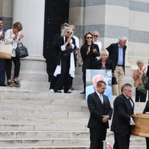 Valérie Laffont, la veuve du défunt, et sa fille Mathilde - Sortie des obsèques de P.Laffont dans la salle de la Coupole du cimetière du Père-Lachaise à Paris, le 23 août 2024. L'animateur de télévision est décédé le 7 août 2024 à l'âge de 84 ans. © Dominique Jacovides / Bestimage