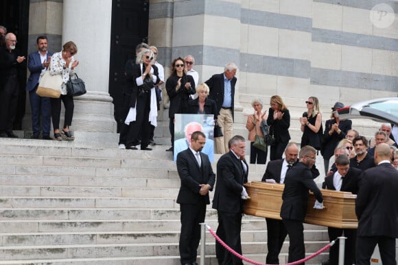 Valérie Laffont, la veuve du défunt, et sa fille Mathilde - Sortie des obsèques de P.Laffont dans la salle de la Coupole du cimetière du Père-Lachaise à Paris, le 23 août 2024. L'animateur de télévision est décédé le 7 août 2024 à l'âge de 84 ans. © Dominique Jacovides / Bestimage