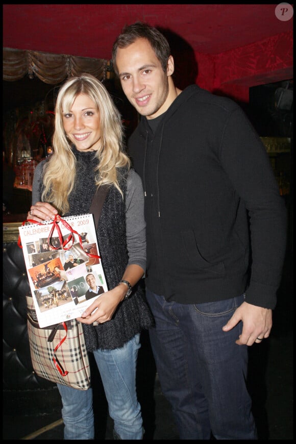 ALEXANDRA ROSENFELD ET SON AMI SERGIO PARISSE - LANCEMENT DU "CALENDRIER DU COEUR 2009" AU PROFIT DES ASSOCIATIONS "LES PETITS CITOYENS" ET "ENFANT STAR ET MATCH", AU MILLIARDAIRE.