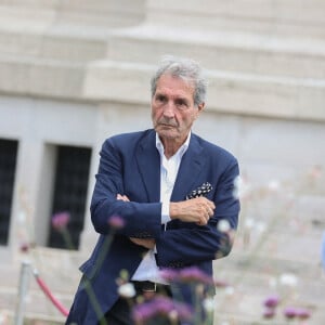 Jean-Jacques Bourdin arrive aux funérailles de Patrice Laffont au cimetière de Pere Lachaise le 23 août 2024 à Paris, France. Photo par Nasser Berzane/ABACAPRESS.COM