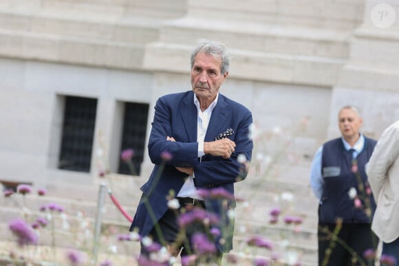 Jean-Jacques Bourdin arrive aux funérailles de Patrice Laffont au cimetière de Pere Lachaise le 23 août 2024 à Paris, France. Photo par Nasser Berzane/ABACAPRESS.COM