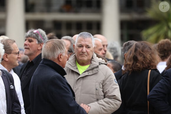 Alain Bougrain-Dubourg, Jean-Marie Bigard arrive aux funérailles de Patrice Laffont au cimetière du Père Lachaise le 23 août 2024 à Paris, France. Photo par Nasser Berzane/ABACAPRESS.COM