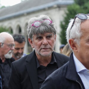 Il y avait beaucoup de personnalités de la télé.Tex arrive aux funérailles de Patrice Laffont au cimetière du Père Lachaise le 23 août 2024 à Paris, France. Photo par Nasser Berzane/ABACAPRESS.COM