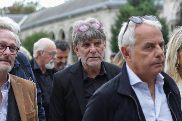 Il y avait beaucoup de personnalités de la télé.Tex arrive aux funérailles de Patrice Laffont au cimetière du Père Lachaise le 23 août 2024 à Paris, France. Photo par Nasser Berzane/ABACAPRESS.COM