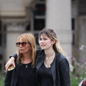 Aux côtés de la famille, comme ici, avec Axelle Laffont...Axelle Laffont arrive aux funérailles de Patrice Laffont au cimetière du Père Lachaise le 23 août 2024 à Paris, France. Photo par Nasser Berzane/ABACAPRESS.COM