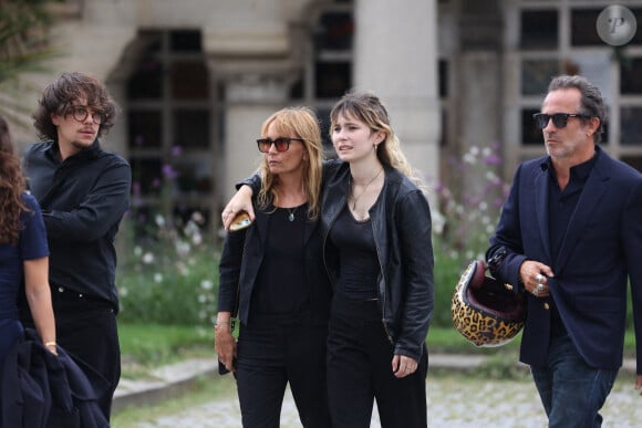 Aux côtés de la famille, comme ici, avec Axelle Laffont...Axelle Laffont arrive aux funérailles de Patrice Laffont au cimetière du Père Lachaise le 23 août 2024 à Paris, France. Photo par Nasser Berzane/ABACAPRESS.COM