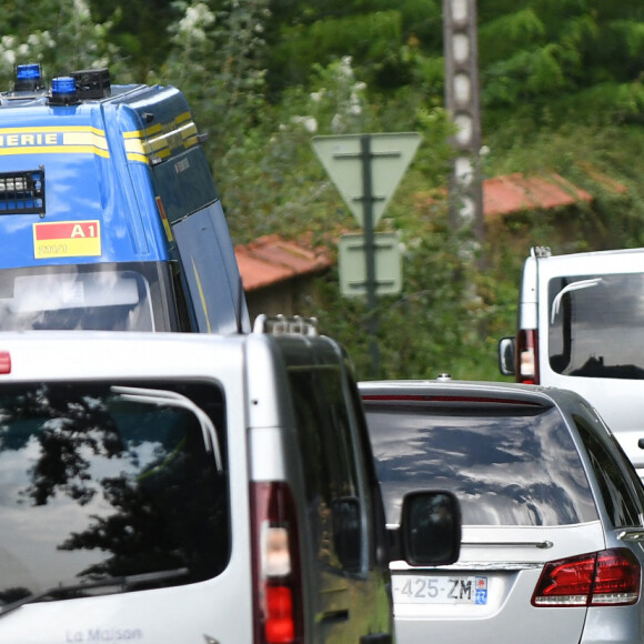Arrivée du cercueil dans le corbillard à la propriété de Douchy-Montcorbon à quelques heures des obsèques d'Alain Delon le 24 août 2024. 