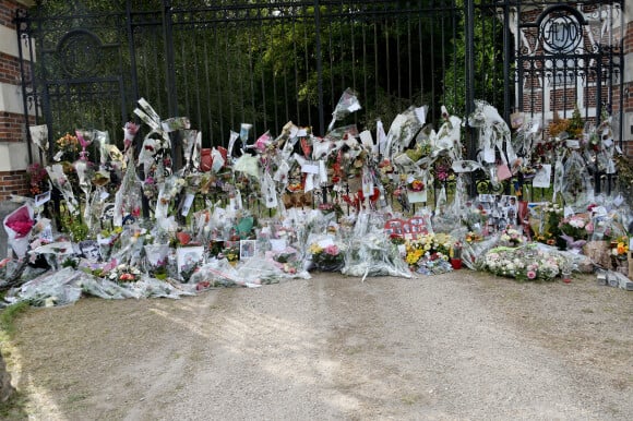 Fleurs et messages déposés par les fans devant la propriété d'Alain Delon à quelques heures des obsèques de l'acteur qui auront lieu dans la chapelle à l'intérieur de sa propriété à Douchy-Montcorbon le 24 août 2024.