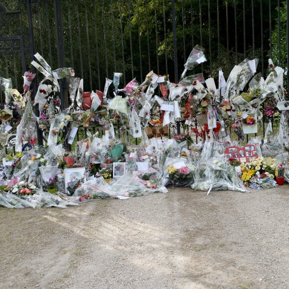 Fleurs et messages déposés par les fans devant la propriété d'Alain Delon à quelques heures des obsèques de l'acteur qui auront lieu dans la chapelle à l'intérieur de sa propriété à Douchy-Montcorbon le 24 août 2024.