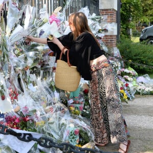 Fleurs et messages déposés par les fans devant la propriété d'Alain Delon à quelques heures des obsèques de l'acteur qui auront lieu dans la chapelle à l'intérieur de sa propriété à Douchy-Montcorbon le 24 août 2024.