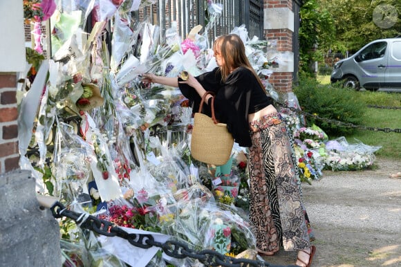 Fleurs et messages déposés par les fans devant la propriété d'Alain Delon à quelques heures des obsèques de l'acteur qui auront lieu dans la chapelle à l'intérieur de sa propriété à Douchy-Montcorbon le 24 août 2024.