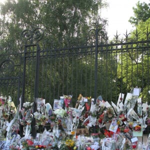 Les fans d'Alain Delon déposent des fleurs et des messages devant les grilles de sa maison de Douchy, le 21 août 2024. L'acteur est décédé le 18 août 2024 à l'âge de 88 ans. © Stéphanie Grossetete / Panoramic / Bestimage