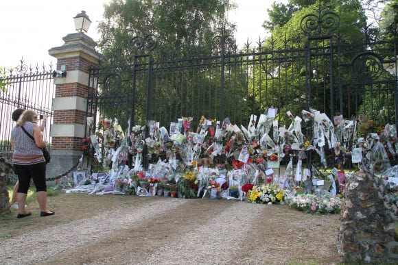 Les fans d'Alain Delon déposent des fleurs et des messages devant les grilles de sa maison de Douchy, le 21 août 2024. L'acteur est décédé le 18 août 2024 à l'âge de 88 ans. © Stéphanie Grossetete / Panoramic / Bestimage