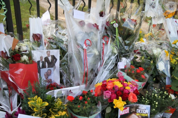 Les fans d'A.Delon déposent des fleurs et des messages devant les grilles de sa maison de Douchy, le 21 août 2024. L'acteur est décédé le 18 août 2024 à l'âge de 88 ans. © Stéphanie Grossetete / Panoramic / Bestimage