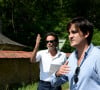 Anthony Delon et son demi-frère Alain-Fabien découvrent les hommages devant les grilles de la propriété de Douchy, quelques heures avant les obsèques de leur père, A.Delon, le 24 août 2024. Décédé le 18 août 2024, l'acteur a rendu son dernier souffle, entouré des siens dans sa propriété de Douchy, où il sera inhumé, le 24 août 2024 vers 17 heures dans une chapelle, construite il y a une vingtaine d'années.