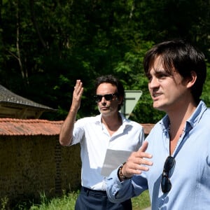 Anthony Delon et son demi-frère Alain-Fabien découvrent les hommages devant les grilles de la propriété de Douchy, quelques heures avant les obsèques de leur père, A.Delon, le 24 août 2024. Décédé le 18 août 2024, l'acteur a rendu son dernier souffle, entouré des siens dans sa propriété de Douchy, où il sera inhumé, le 24 août 2024 vers 17 heures dans une chapelle, construite il y a une vingtaine d'années.