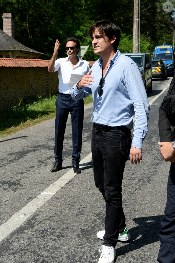 Anthony Delon et son demi-frère Alain-Fabien découvrent les hommages devant les grilles de la propriété de Douchy, quelques heures avant les obsèques de leur père, A.Delon, le 24 août 2024. Décédé le 18 août 2024, l'acteur a rendu son dernier souffle, entouré des siens dans sa propriété de Douchy, où il sera inhumé, le 24 août 2024 vers 17 heures dans une chapelle, construite il y a une vingtaine d'années.