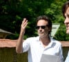 Anthony Delon et son demi-frère Alain-Fabien découvrent les hommages devant les grilles de la propriété de Douchy, quelques heures avant les obsèques de leur père, A.Delon, le 24 août 2024. Décédé le 18 août 2024, l'acteur a rendu son dernier souffle, entouré des siens dans sa propriété de Douchy, où il sera inhumé, le 24 août 2024 vers 17 heures dans une chapelle, construite il y a une vingtaine d'années.