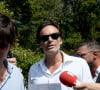 Anthony Delon et son demi-frère Alain-Fabien découvrent les hommages devant les grilles de la propriété de Douchy, quelques heures avant les obsèques de leur père, A.Delon, le 24 août 2024. Décédé le 18 août 2024, l'acteur a rendu son dernier souffle, entouré des siens dans sa propriété de Douchy, où il sera inhumé, le 24 août 2024 vers 17 heures dans une chapelle, construite il y a une vingtaine d'années.