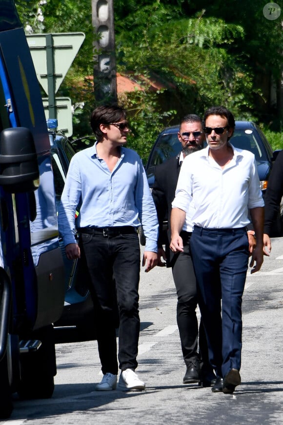 Anthony Delon et son demi-frère Alain-Fabien découvrent les hommages devant les grilles de la propriété de Douchy, quelques heures avant les obsèques de leur père, A.Delon, le 24 août 2024. Décédé le 18 août 2024, l'acteur a rendu son dernier souffle, entouré des siens dans sa propriété de Douchy, où il sera inhumé, le 24 août 2024 vers 17 heures dans une chapelle, construite il y a une vingtaine d'années.