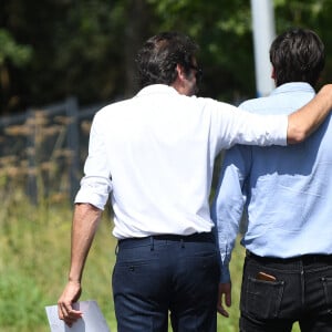 Anthony Delon et son demi-frère Alain-Fabien découvrent les hommages devant les grilles de la propriété de Douchy, quelques heures avant les obsèques de leur père, A.Delon, le 24 août 2024. Décédé le 18 août 2024, l'acteur a rendu son dernier souffle, entouré des siens dans sa propriété de Douchy, où il sera inhumé, le 24 août 2024 vers 17 heures dans une chapelle, construite il y a une vingtaine d'années.