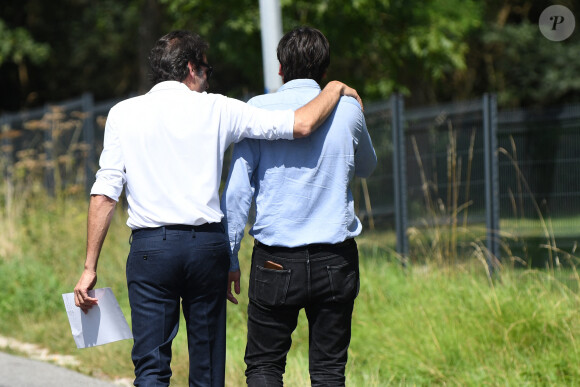 Anthony Delon et son demi-frère Alain-Fabien découvrent les hommages devant les grilles de la propriété de Douchy, quelques heures avant les obsèques de leur père, A.Delon, le 24 août 2024. Décédé le 18 août 2024, l'acteur a rendu son dernier souffle, entouré des siens dans sa propriété de Douchy, où il sera inhumé, le 24 août 2024 vers 17 heures dans une chapelle, construite il y a une vingtaine d'années.