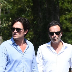 Anthony Delon et son demi-frère Alain-Fabien découvrent les hommages devant les grilles de la propriété de Douchy, quelques heures avant les obsèques de leur père, A.Delon, le 24 août 2024. Décédé le 18 août 2024, l'acteur a rendu son dernier souffle, entouré des siens dans sa propriété de Douchy, où il sera inhumé, le 24 août 2024 vers 17 heures dans une chapelle, construite il y a une vingtaine d'années.