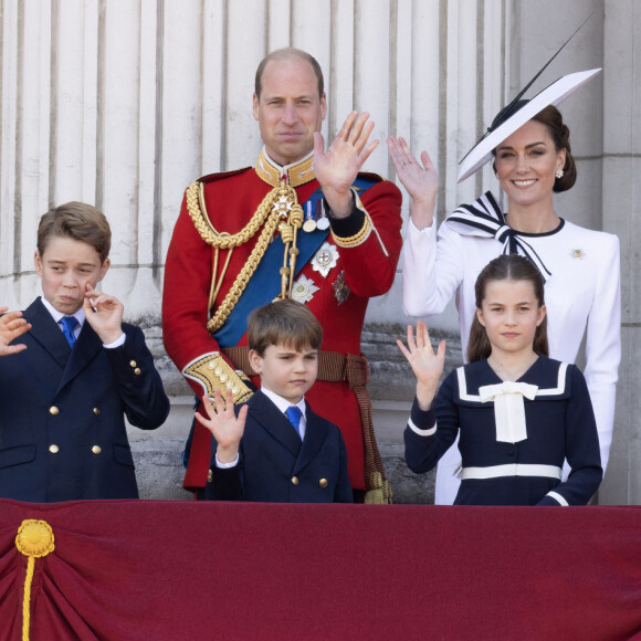 Combattive, elle a tenu à être présente à plusieurs événements publics
Le prince et la princesse de Galles, et leurs enfants, le prince George, le prince Louis et la princesse Charlotte, avec le roi Charles III et la reine Camilla, lors de la montée des couleurs à Londres, au Royaume-Uni, le 15 juin 2024. Photo par Richard Pohle/The Times/News Licensing/ABACAPRESS.COM