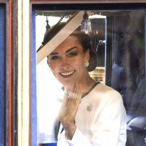 Kate Middleton se bat contre un cancer depuis le début de l'année
Catherine, princesse de Galles, descend le Mall en calèche lors de la cérémonie des couleurs, à Londres, Royaume-Uni. Photo par Zak Hussein/Splash News/ABACAPRESS.COM