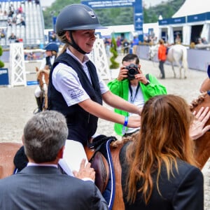 Ayant vu le jour en 2011, la principale intéressée a toujours été préservée des médias, par ses illustres parents, Nicolas Sarkozy et Carla Bruni.
Nicolas Sarkozy, sa femme Carla Bruni et leur fille Giulia Sarkozy après le prix Kids Cup L'Envol dans l'Espace VIP lors de la 10ème édition du "Longines Paris Eiffel Jumping" à la Plaine de Jeux de Bagatelle à Paris, France, le 21 juin 2024. © Perusseau-Veeren/Bestimage 