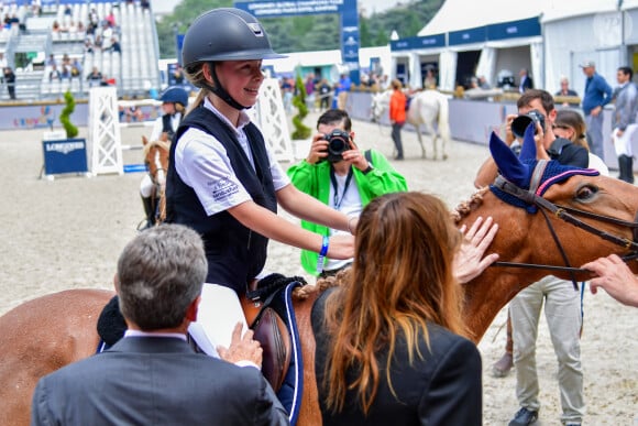 Ayant vu le jour en 2011, la principale intéressée a toujours été préservée des médias, par ses illustres parents, Nicolas Sarkozy et Carla Bruni.
Nicolas Sarkozy, sa femme Carla Bruni et leur fille Giulia Sarkozy après le prix Kids Cup L'Envol dans l'Espace VIP lors de la 10ème édition du "Longines Paris Eiffel Jumping" à la Plaine de Jeux de Bagatelle à Paris, France, le 21 juin 2024. © Perusseau-Veeren/Bestimage 