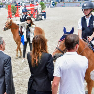 A ce jour, Giulia Sarkozy gère d'une main de maître son compte Instagram intitulé @valentine.du.delta, un hommage à sa jument, qu'elle chérit quotidiennement. 
Nicolas Sarkozy, sa femme Carla Bruni et leur fille Giulia Sarkozy après le prix Kids Cup L'Envol dans l'Espace VIP lors de la 10ème édition du "Longines Paris Eiffel Jumping" à la Plaine de Jeux de Bagatelle à Paris, France, le 21 juin 2024. © Perusseau-Veeren/Bestimage 