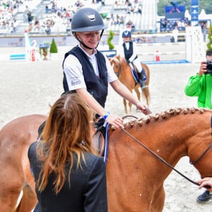 Carla Bruni et sa fille Giulia Sarkozy après le prix Kids Cup L'Envol dans l'Espace VIP lors de la 10ème édition du "Longines Paris Eiffel Jumping" à la Plaine de Jeux de Bagatelle à Paris, France, le 21 juin 2024. © Perusseau-Veeren/Bestimage 