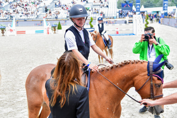 Carla Bruni et sa fille Giulia Sarkozy après le prix Kids Cup L'Envol dans l'Espace VIP lors de la 10ème édition du "Longines Paris Eiffel Jumping" à la Plaine de Jeux de Bagatelle à Paris, France, le 21 juin 2024. © Perusseau-Veeren/Bestimage 