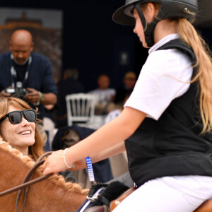 Carla Bruni Sarkozy et sa fille Giulia - N.Sarkozy et sa femme C.Bruni viennent soutenir leur fille G.Sarkozy pendant l'épreuve Kids Cup L'Envol lors de la 10ème édition du "Longines Paris Eiffel Jumping" à la Plaine de Jeux de Bagatelle à Paris, France, le 21 juin 2024. © Perusseau-Veeren/Bestimage 