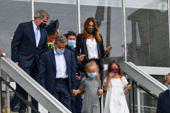 Le maire de La Baule Franck Louvrier, sa femme Sophie Jolivet, Nicolas Sarkozy, sa femme Carla Bruni, leur fille Giulia avec une amie - Mariage du maire de La Baule, Franck Louvrier (ex-conseiller en communication du Président de la République N.Sarkozy) avec Sophie Jolivet à l'hôtel de Ville de La Baule, France, le 5 septembre 2020. © Sébastien Valiela/Bestimage