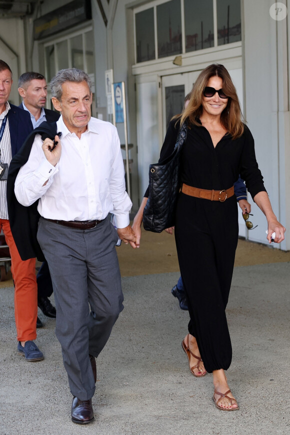 L'ancien président français Nicolas Sarkozy et sa femme Carla Bruni-Sarkozy arrivent à l'aéroport de Venise-Marco Polo et prennent un bateau-taxi lors du 80ème festival international du film de Venise, La Mostra, à Venise, Italie, le 2 septembre 2023. 