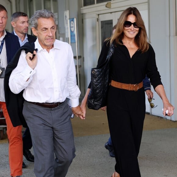 L'ancien président français Nicolas Sarkozy et sa femme Carla Bruni-Sarkozy arrivent à l'aéroport de Venise-Marco Polo et prennent un bateau-taxi lors du 80ème festival international du film de Venise, La Mostra, à Venise, Italie, le 2 septembre 2023. 