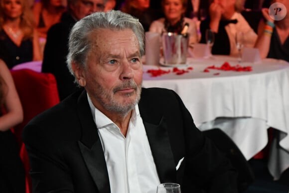 Alain Delon à l'enregistrement de l'émission "Les 20 ans du Plus Grand Cabaret du Monde" dans la Salle des Etoiles à Monaco.