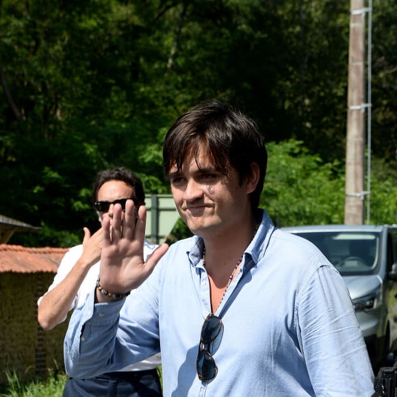 Anthony Delon et son demi-frère Alain-Fabien découvrent les hommages devant les grilles de la propriété de Douchy, quelques heures avant les obsèques de leur père, A.Delon, le 24 août 2024